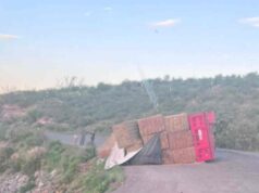 Cierre total en carretera Ímuris-Cananea por volcadura de tractocamión con cacahuate carretera Ímuris-Cananea volcadura
